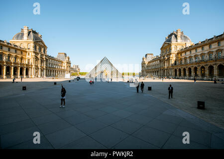 PARIS, FRANCE - 01 septembre 2018 : vue sur le musée du Louvre avec des pyramides de verre, le plus grand musée d'art et monument historique à Paris Banque D'Images