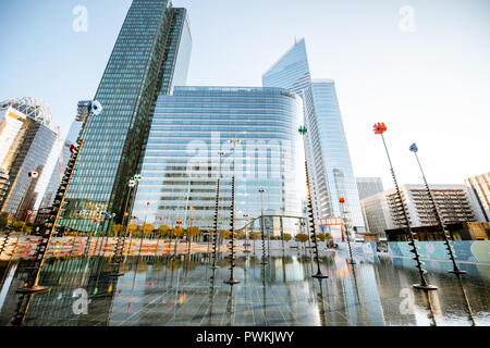 PARIS, FRANCE - 02 septembre 2018 : matin, vue sur le bassin de Takis à La Défense quartier financier de Paris Banque D'Images