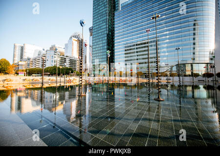 PARIS, FRANCE - 02 septembre 2018 : matin, vue sur le bassin de Takis à La Défense quartier financier de Paris Banque D'Images