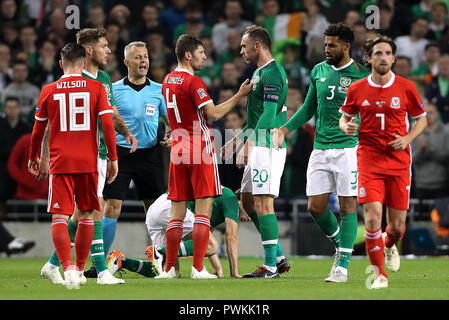 Pays de Galles' Ben Davies (centre gauche) et de la République d'Irlande est Richard Keogh (centre droit) au cours de l'échange de mots Nations UEFA league, ligue B, Groupe 4 match à l'Aviva Stadium de Dublin. Banque D'Images