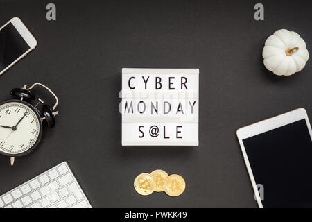 Creative haut voir télévision jeter Cyber Monday composition promotion vente texte sur lightbox réveil fond blanc copie espace Cyber Monday Modèle vente Banque D'Images