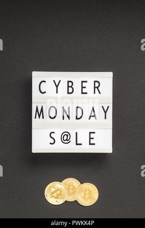 Vue de dessus de la création mise à plat de la composition de la promotion vente Cyber Monday, texte sur fond blanc.jpg copie espace Cyber Monday Modèle maquette vente automne Banque D'Images