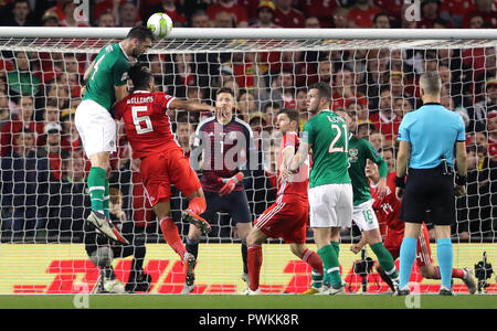 La République d'Irlande Shane Duffy (gauche) se dirige vers le but avec la pression des pays de Galles' Ashley Williams (deuxième à droite) au cours de l'UEFA Ligue des Nations Unies, Ligue B, Groupe 4 match à l'Aviva Stadium de Dublin. Banque D'Images