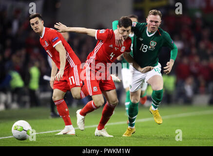 République d'Irlande est Aiden O'Brien (à droite) et le Pays de Galles' Ben Davies (entre) bataille pour la balle au cours de l'UEFA Ligue des Nations Unies, Ligue B, Groupe 4 match à l'Aviva Stadium de Dublin. Banque D'Images