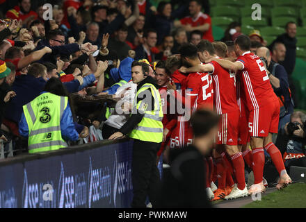 Pays de Galles' Harry Wilson (centre) célèbre marquant son but premier du côté du jeu avec l'équipe au cours de l'UEFA Ligue des Nations Unies, Ligue B, Groupe 4 match à l'Aviva Stadium de Dublin. ASSOCIATION DE PRESSE Photo. Photo date : mardi 16 octobre, 2018. Voir l'ACTIVITÉ DE SOCCER Histoire République. Crédit photo doit se lire : Liam McBurney/PA Wire. Au cours de l'International Friendly à Windsor Park, Belfast PRESS ASSOCIATION Photo. Photo date : mardi 11 septembre, 2018. Voir l'ACTIVITÉ DE SOCCER histoire n'Irlande. Crédit photo doit se lire : Liam McBurney/PA Wire. Banque D'Images