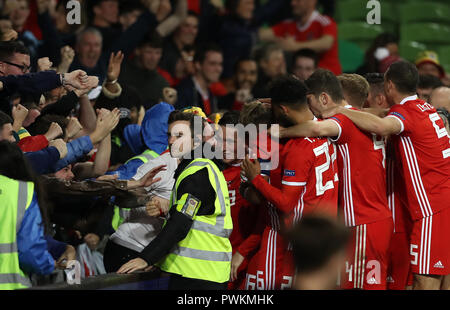 Pays de Galles' Harry Wilson (centre) célèbre marquant son but premier du côté du jeu avec l'équipe au cours de l'UEFA Ligue des Nations Unies, Ligue B, Groupe 4 match à l'Aviva Stadium de Dublin. Banque D'Images