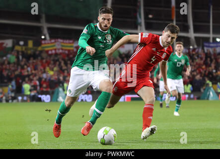 République d'Irlande's Matthew Doherty (à gauche) et du Pays de Galles' Ben Davies bataille pour la balle au cours de l'UEFA Ligue des Nations Unies, Ligue B, Groupe 4 match à l'Aviva Stadium de Dublin. Banque D'Images