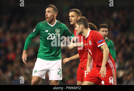 République d'Irlande est Richard Keogh (à gauche) en action contre le Pays de Galles' Ben Davies (à droite) au cours de l'UEFA Ligue des Nations Unies, Ligue B, Groupe 4 match à l'Aviva Stadium de Dublin. Banque D'Images