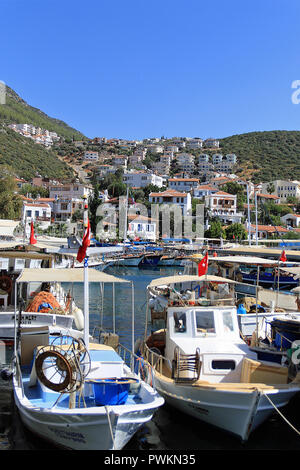 Dans le port. Kaş (prononcé 'Kash') est une petite pêche, plongée, voile et ville touristique, et un quartier d'Antalya, Province de la Turquie, 168 km à l'ouest de la ville d'Antalya. Comme une station touristique, il est relativement préservé. Banque D'Images