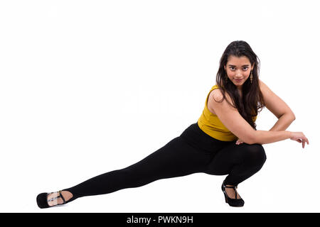 Full body shot of young beautiful Indian woman posing sur th Banque D'Images