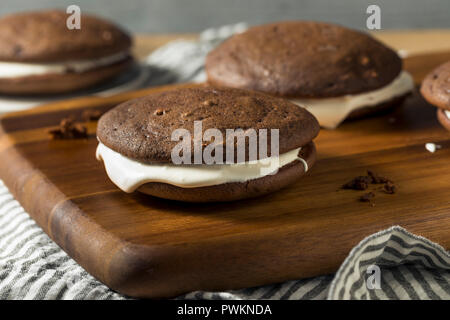 Whoopie PIe au chocolat maison avec la crème Banque D'Images