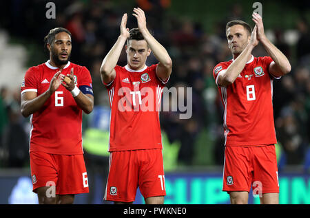 Pays de Galles' Ashley Williams, Tom Lawrence (centre) et Andy King (à droite) félicite fans après le coup de sifflet final au cours de l'UEFA Ligue des Nations Unies, Ligue B, Groupe 4 match à l'Aviva Stadium de Dublin. Banque D'Images