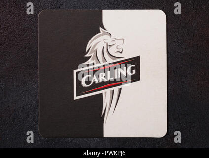 Londres, Royaume-Uni - 22 août 2018 : lager bière Carling papier beermat coaster sur fond noir. Banque D'Images