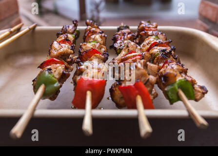 Brochette de porc sur des bâtonnets de bois de viandes et de légumes savoureux mélange. Rady à manger. Stock photo Banque D'Images