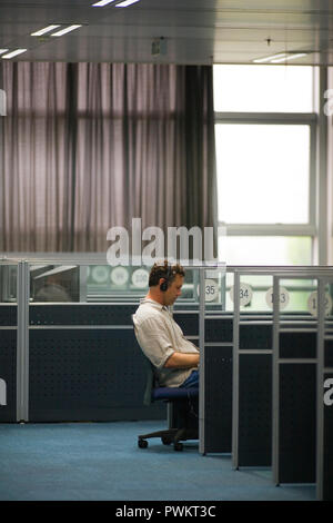 Teenage boy au casque dans une salle de télévision. Banque D'Images