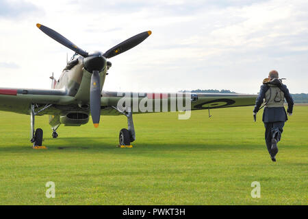 Bataille d'Angleterre bousculant la recréation. RAF, le réacteur pilote de la Royal Air Force de la Seconde Guerre mondiale court vers l'avion de chasse Hawker Hurricane Banque D'Images