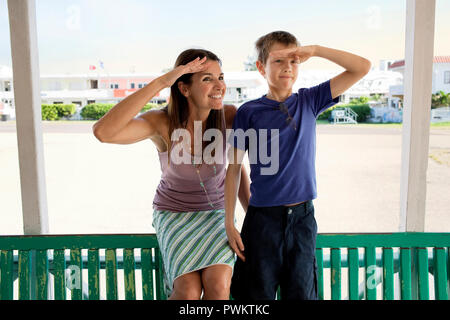 Mid-adult woman et son jeune fils s'amusant imitant les uns les autres en protégeant leurs yeux alors qu'il se trouvait sur un balcon. Banque D'Images