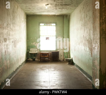 Salle de bains désaffectée dans un vieux bâtiment abandonné. Banque D'Images