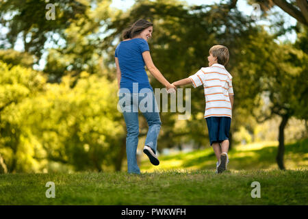Mère et fils jouant dans le parc. Banque D'Images
