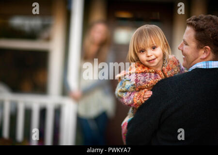 Portrait de petite fille dans les bras de son père. Banque D'Images