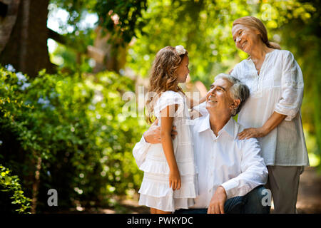 Portrait de jeune fille avec ses grands-parents. Banque D'Images