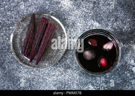 La chicha morada - boire dans les régions andines du Pérou. La chicha morada est fabriqué à partir de maïs violet Banque D'Images