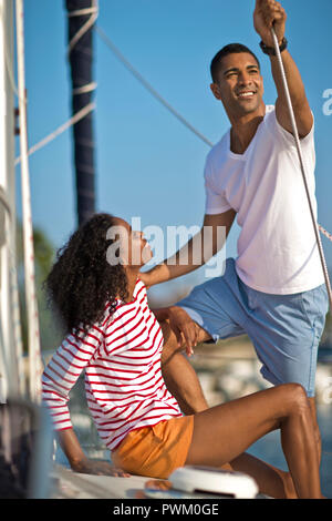 Happy young couple se détendre et s'amuser pendant que la voile. Banque D'Images