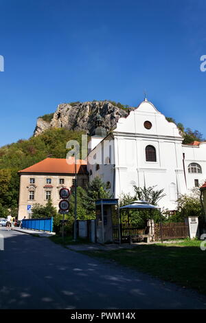 Monastère bénédictin de Saint John sous la falaise, Svaty Jan pod Skalou, Beroun, District de la région de Bohême centrale, la République tchèque, journée ensoleillée Banque D'Images