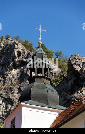 Monastère bénédictin de Saint John sous la falaise, Svaty Jan pod Skalou, Beroun, District de la région de Bohême centrale, la République tchèque, journée ensoleillée Banque D'Images