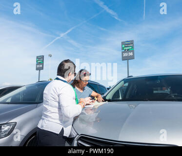 Signalisation touristique femelle pour l'entreprise de location de voiture à l'aéroport El Prat de Barcelone. Espagne Banque D'Images