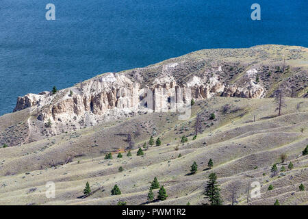 Vue sur le lac Kamloops en juillet, regard vers Kamloops, Kamloops cheminées sont au milieu du terrain, Thompson-Okanagan, Colombie-Britannique, Canada Banque D'Images