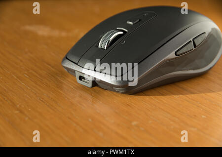 Souris sans fil omnidirectionnelle avec molette et boutons côté isolé sur une table Banque D'Images