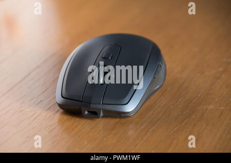 Souris sans fil omnidirectionnelle avec molette et boutons côté isolé sur une table Banque D'Images