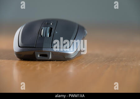 Souris sans fil omnidirectionnelle avec molette et boutons côté isolé sur une table Banque D'Images