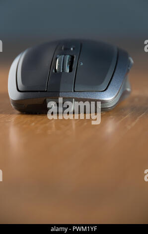 Souris sans fil omnidirectionnelle avec molette et boutons côté isolé sur une table Banque D'Images