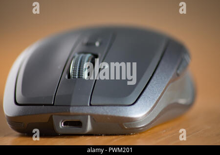 Souris sans fil omnidirectionnelle avec molette et boutons côté isolé sur une table Banque D'Images