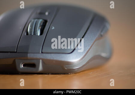 Souris sans fil omnidirectionnelle avec molette et boutons côté isolé sur une table Banque D'Images