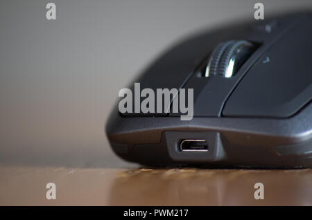 Souris sans fil omnidirectionnelle avec molette et boutons côté isolé sur une table Banque D'Images