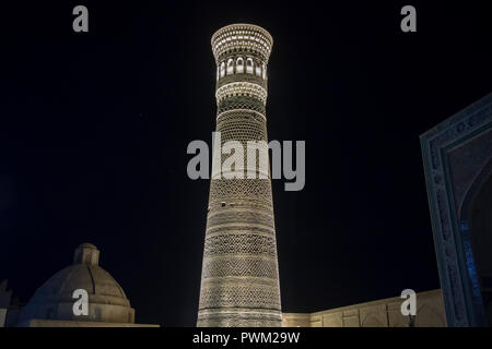 Minaret Kalan, ou Tour de la mort, illuminé la nuit à Boukhara, Ouzbékistan. Banque D'Images