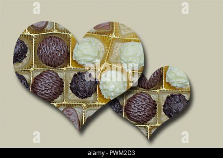 Deux coeurs avec des chocolats sur fond beige, Close up, full frame, horizontal Banque D'Images