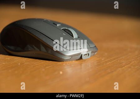 Souris sans fil omnidirectionnelle avec molette et boutons côté isolé sur une table Banque D'Images