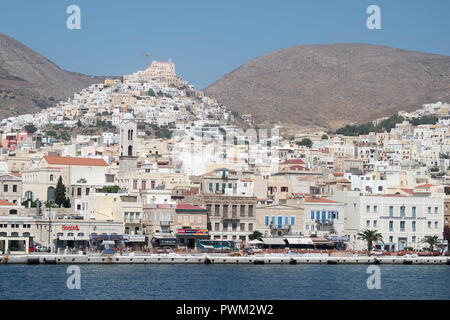 La Grèce, l'île de Syros. La Voile dans le port de la capitale Ermoúpoli. Banque D'Images