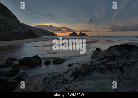 Coucher de soleil sur plage avec vue sur Holywell charretiers rochers sur la côte nord des Cornouailles de Cornwall Banque D'Images