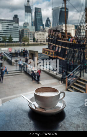 UK,London, St. Mary Overie Dock-Flat du blanc avec une vue sur- prendre un café avec une vue sur le quartier financier , ville de Londres, Banque D'Images