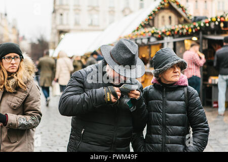 Prague, le 25 décembre 2017 : un couple de personnes âgées est à la recherche d'un site sur la place principale tout en voyageant autour de Prague pendant les vacances de Noël. Banque D'Images