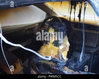 Athènes, Grèce. 16 Oct, 2018. L'intérieur d'une voiture qui a été incendiée lors de l'attaque. Les policiers grecs manifestent devant un poste de police de la Place Omonia après l'attaque de lundi par des jeunes avec des cocktails molotov. Crédit : George/Panagakis Pacific Press/Alamy Live News Banque D'Images