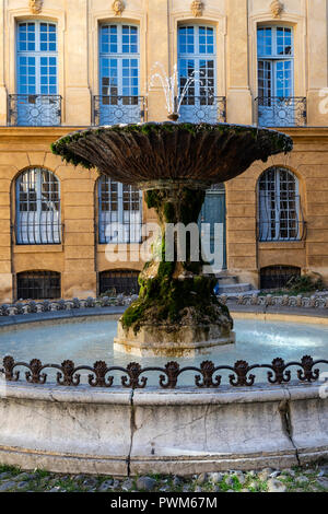 Fontaine Place d'Albertas - situé dans la cour de l'hôtel d'Albertas, cette grande fontaine fut construite en 1912 par les étudiants de l'École de Banque D'Images