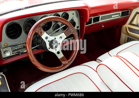 PAAREN IM GLIEN, ALLEMAGNE - le 19 mai 2018 : l'intérieur de la voiture de luxe Mercury Cougar XR-7. Die Oldtimer Show 2018. Banque D'Images