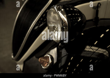 PAAREN IM GLIEN, ALLEMAGNE - le 19 mai 2018 : Fragment de la voiture compacte Fiat 500 Topolino, 1939. Tonifiant. Stylisation. Die Oldtimer Show 2018. Banque D'Images