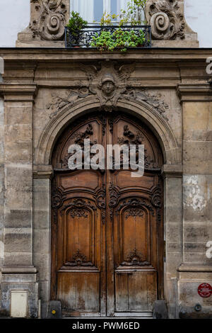 Art Nouveau décoré Paris - Porte des milliers de portes et portails ornent les bâtiments à Paris. Certains des meilleurs sont sur les bureaux du gouvernement, les cathédrales et chu Banque D'Images